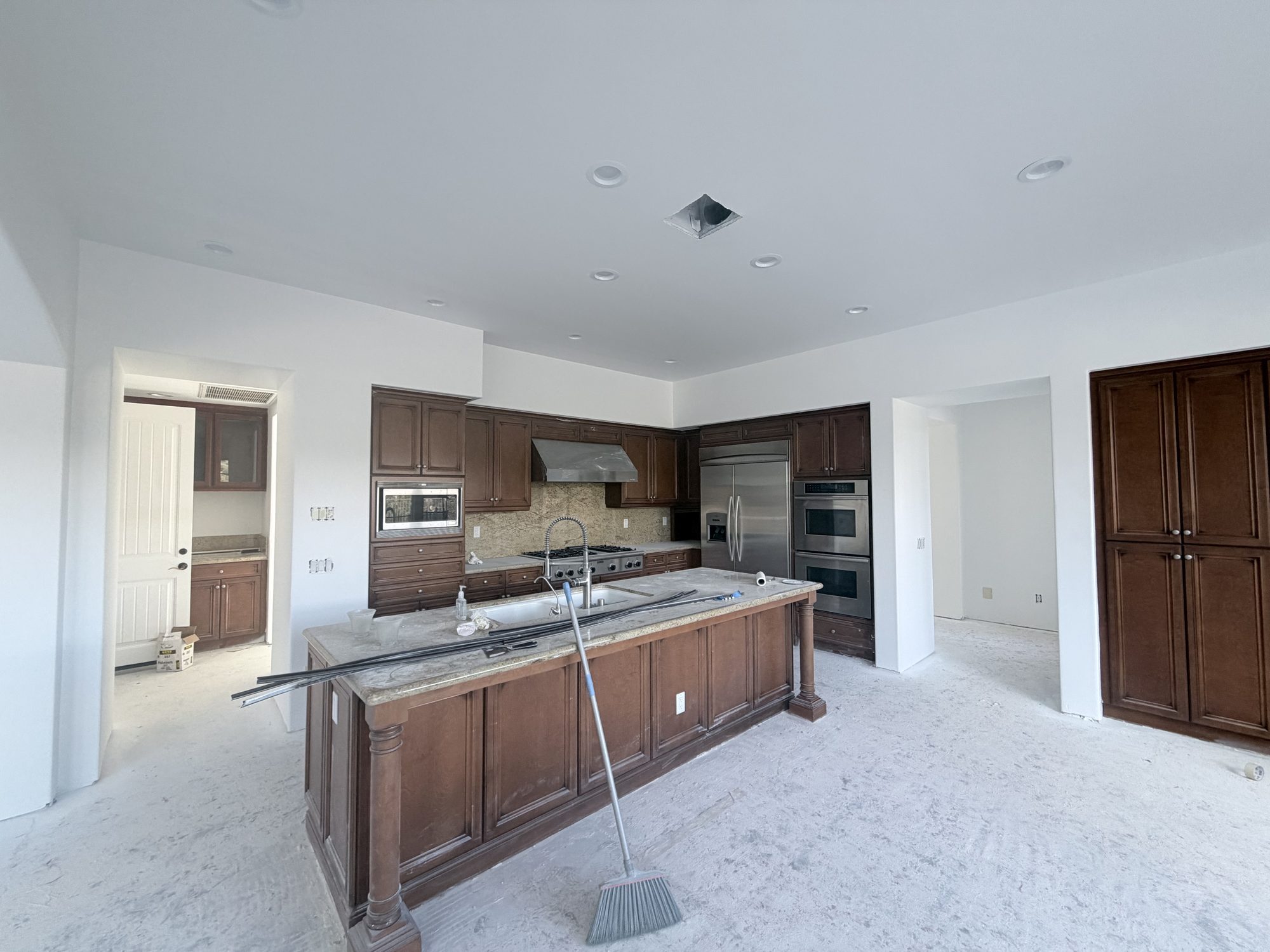Open-plan San Diego interior finished smooth and flat under wide daylight